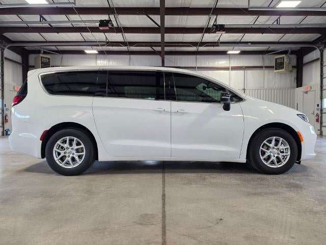 Used 2026 Chrysler Pacifica Select FWD image 6
