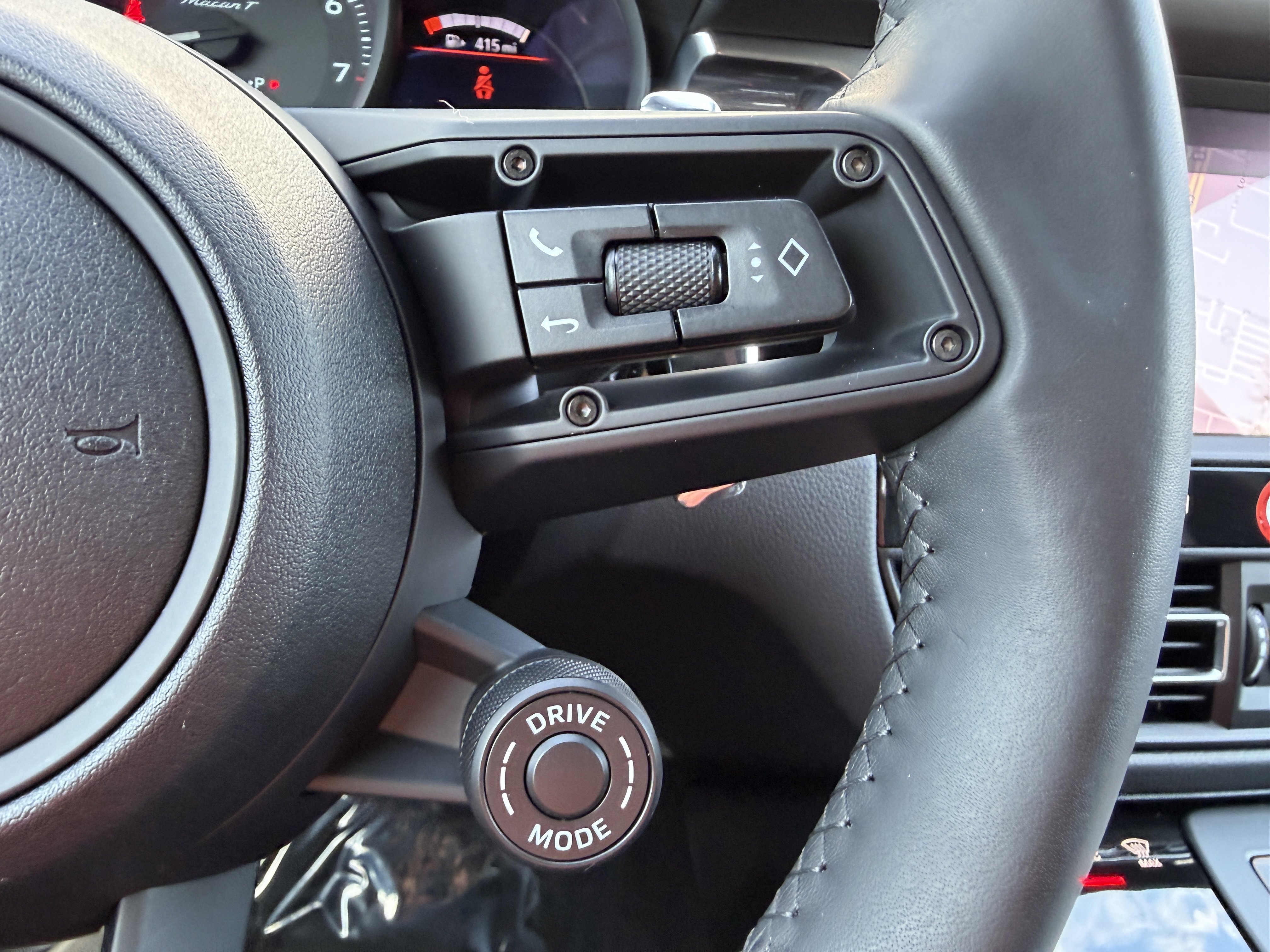 Certified 2025 Porsche Macan Turbo image 34