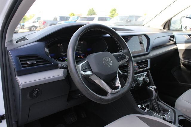 Used 2024 Volkswagen Taos SE AWD/4WD image 2
