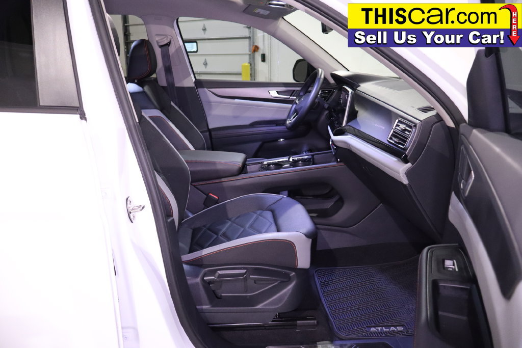 Used 2025 Volkswagen Atlas Peak Edition SE AWD/4WD image 36