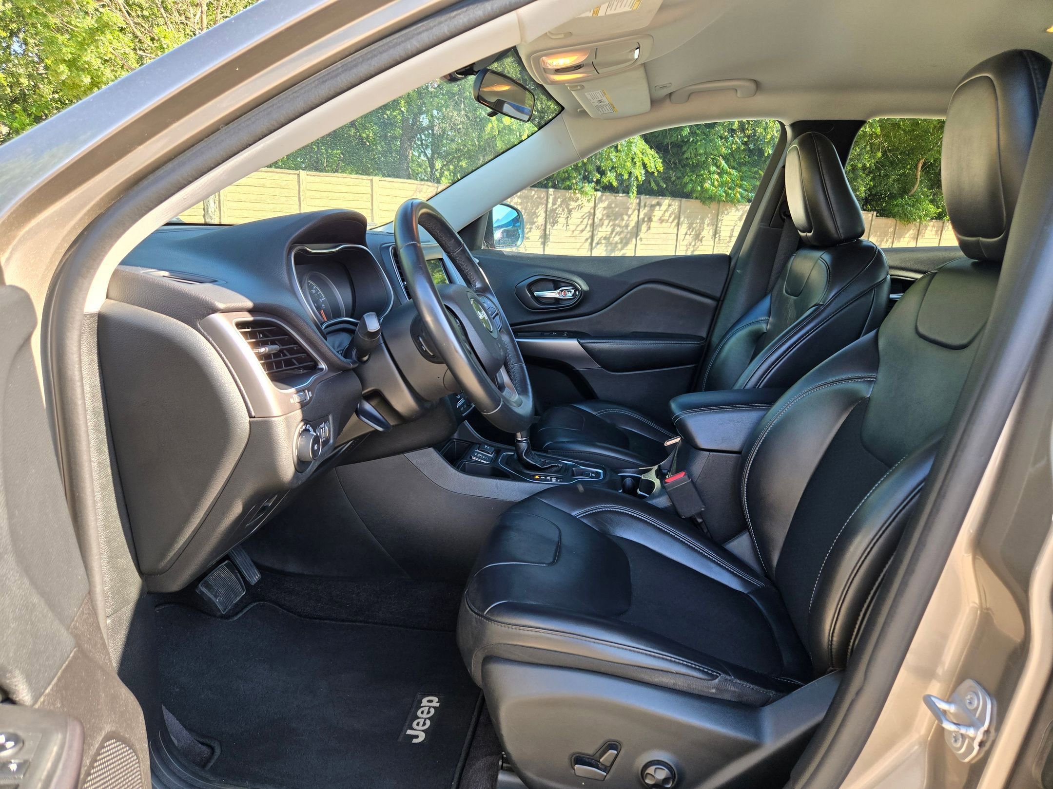 Used 2019 Jeep Cherokee Latitude Plus FWD image 9