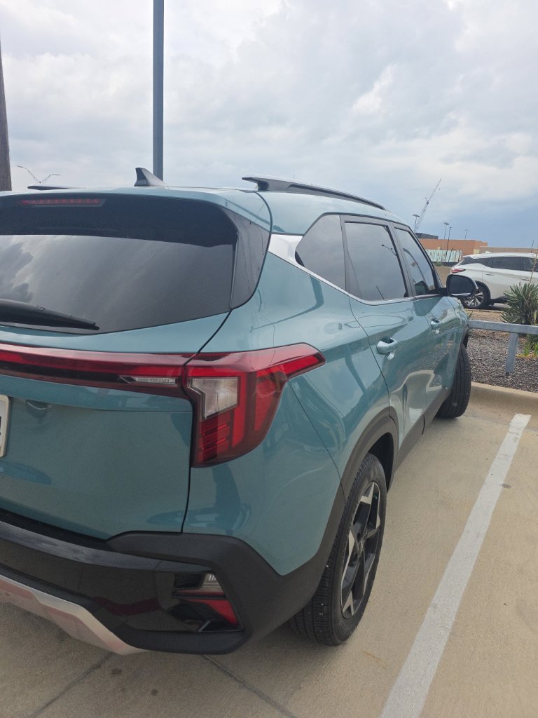 Used 2026 Kia Seltos EX FWD image 2