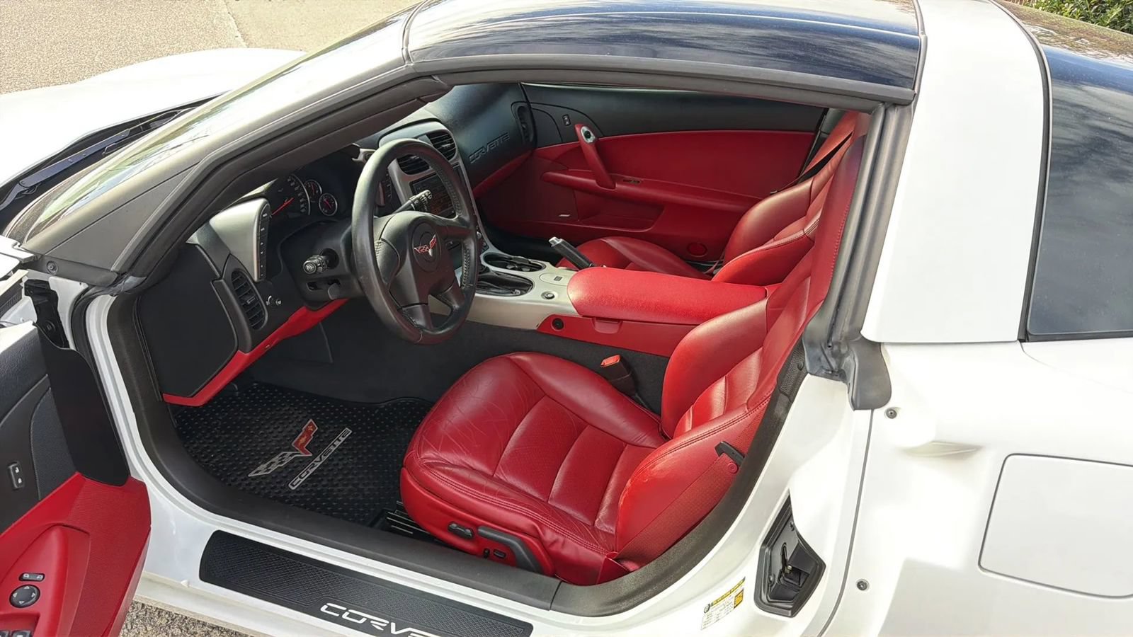 Used 2005 Chevrolet Corvette Coupe w/ Preferred Equipment Group RWD image 9