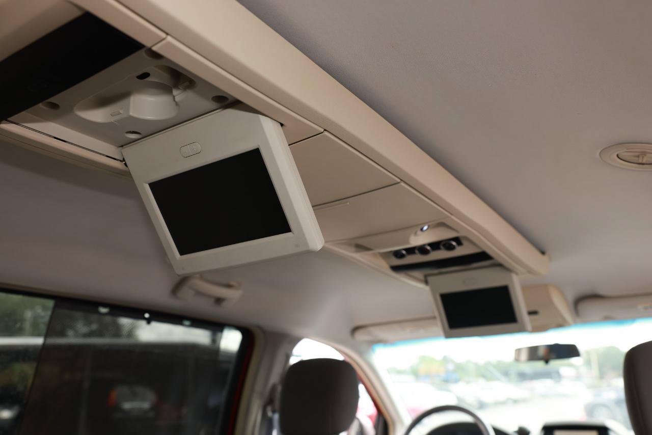 Used 2008 Chrysler Town & Country Touring w/ Entertainment Group #2 FWD image 23