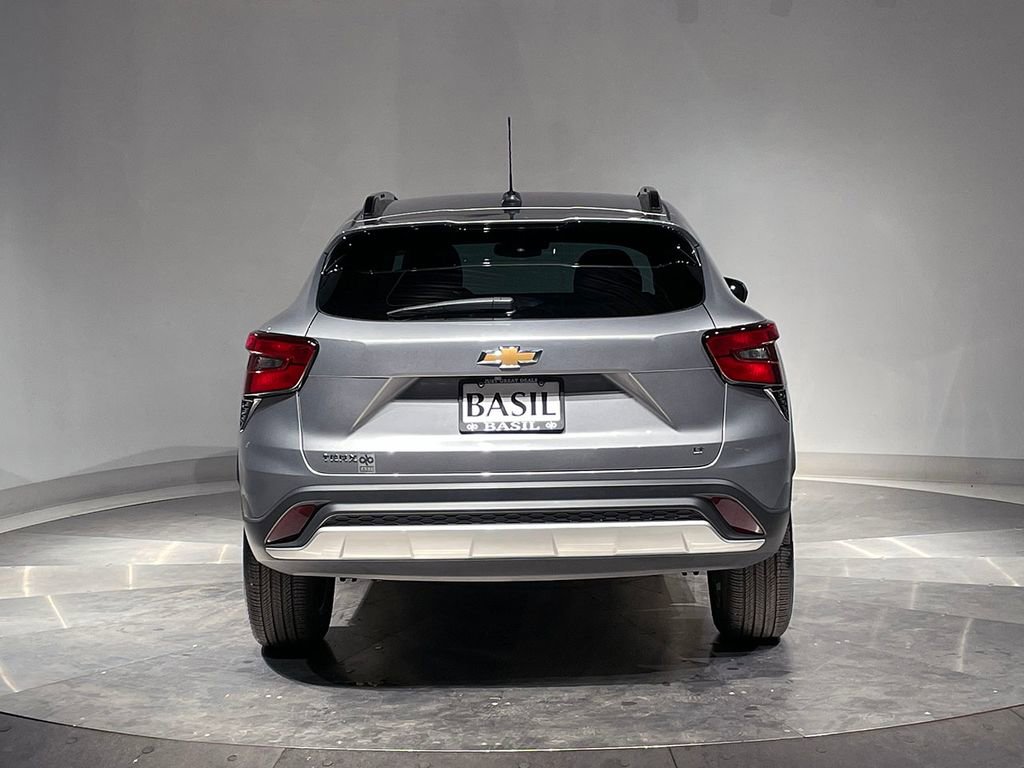 Used 2024 Chevrolet Trax LT w/ Sunroof Package image 12
