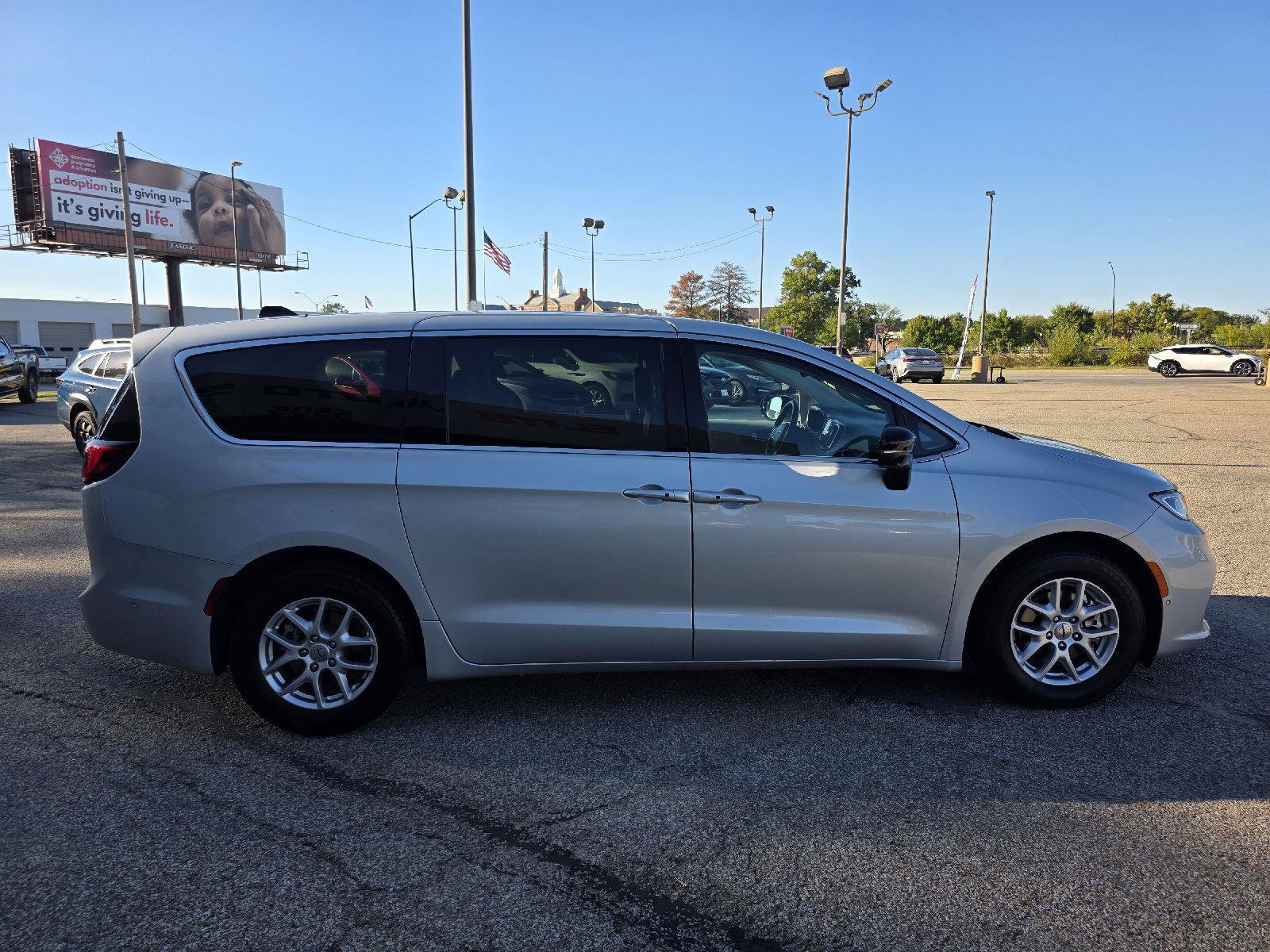 Used 2024 Chrysler Pacifica Touring-L FWD image 4