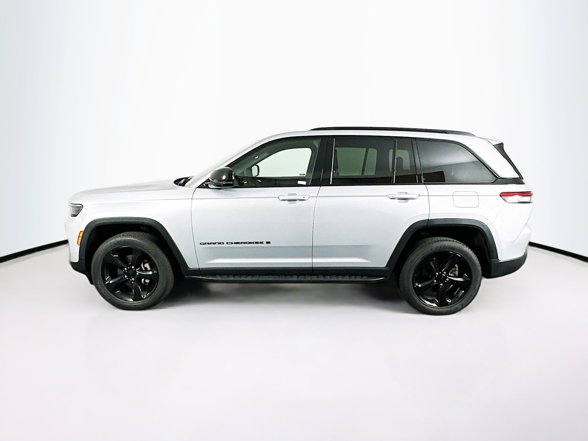 Used 2023 Jeep Grand Cherokee Altitude AWD/4WD image 4