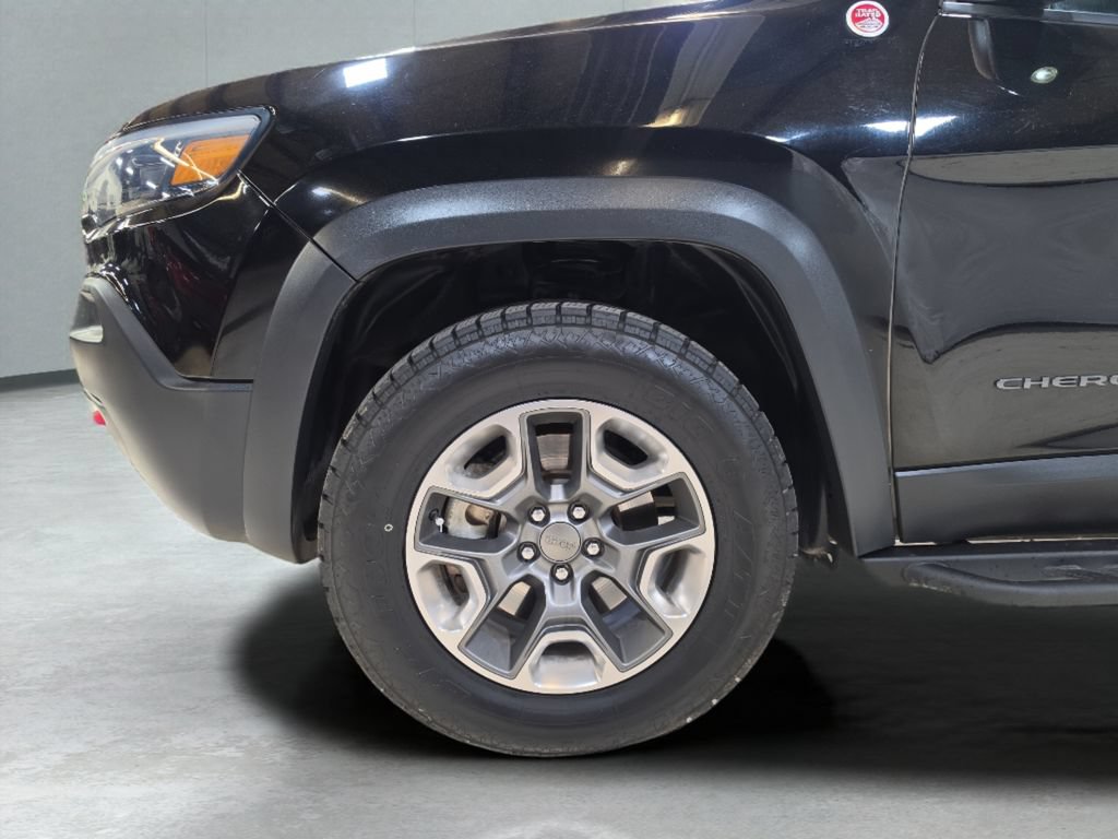 Used 2019 Jeep Cherokee Trailhawk AWD/4WD image 25