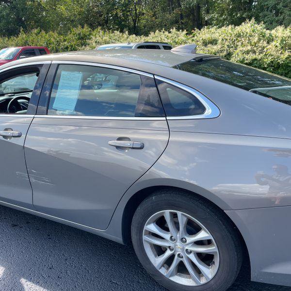 Used 2018 Chevrolet Malibu LT FWD image 4