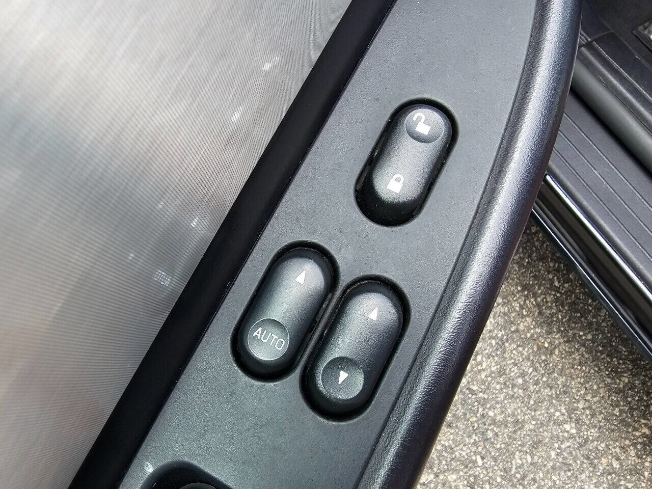 Used 2003 Ford Thunderbird image 10