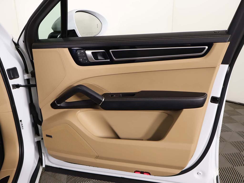 Used 2022 Porsche Cayenne GTS image 27
