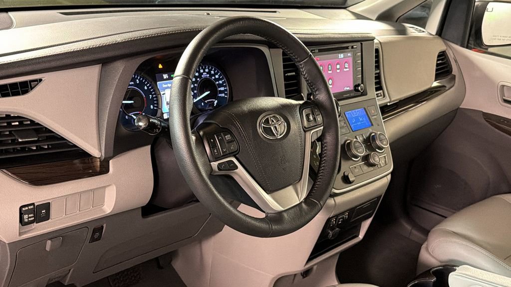 Used 2020 Toyota Sienna XLE image 21