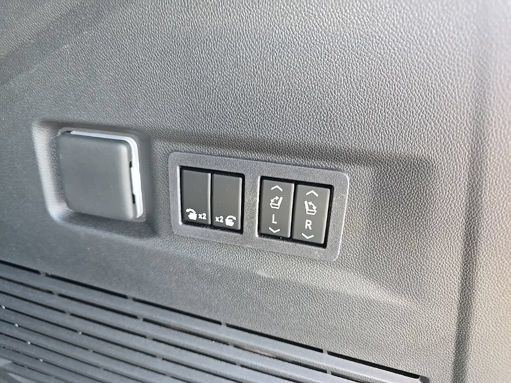 Used 2026 GMC Yukon Denali w/ Sun & Power Step Package AWD/4WD image 9