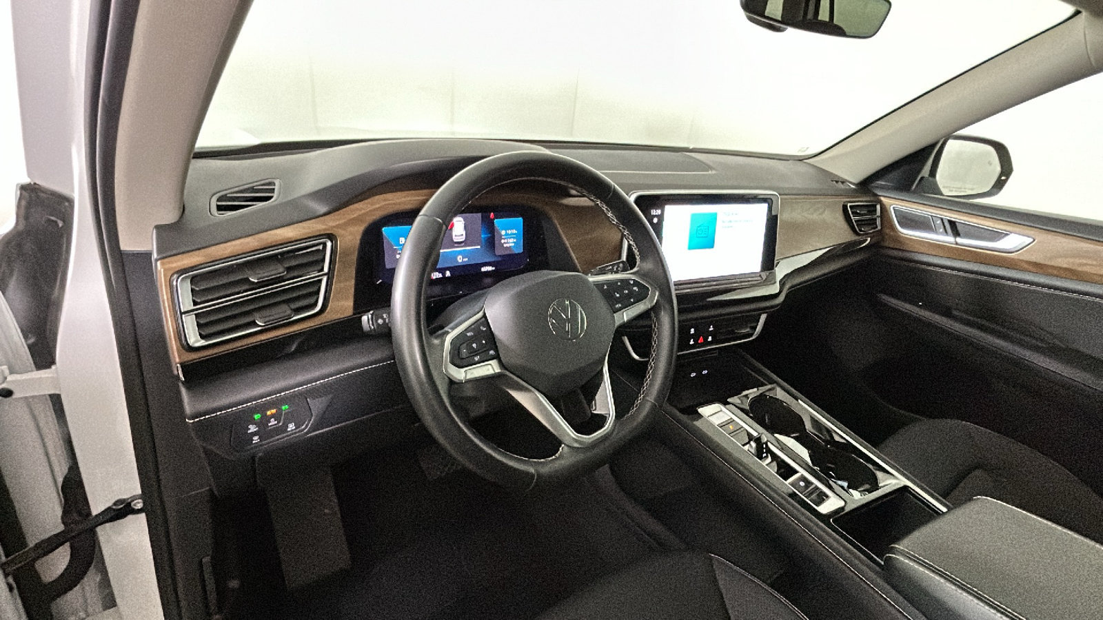 Used 2025 Volkswagen Atlas SE AWD/4WD image 15