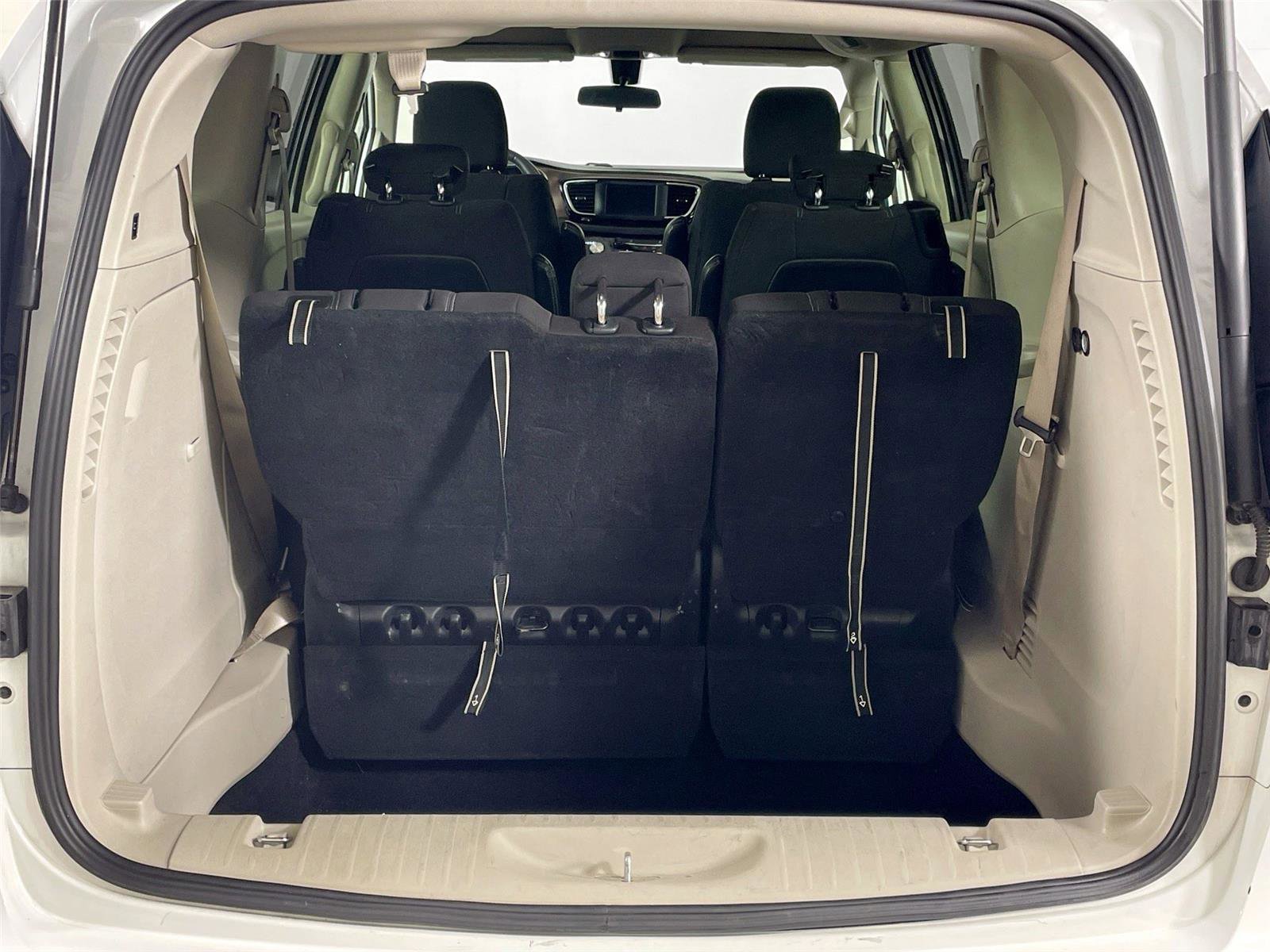 Used 2022 Chrysler Voyager LX image 24