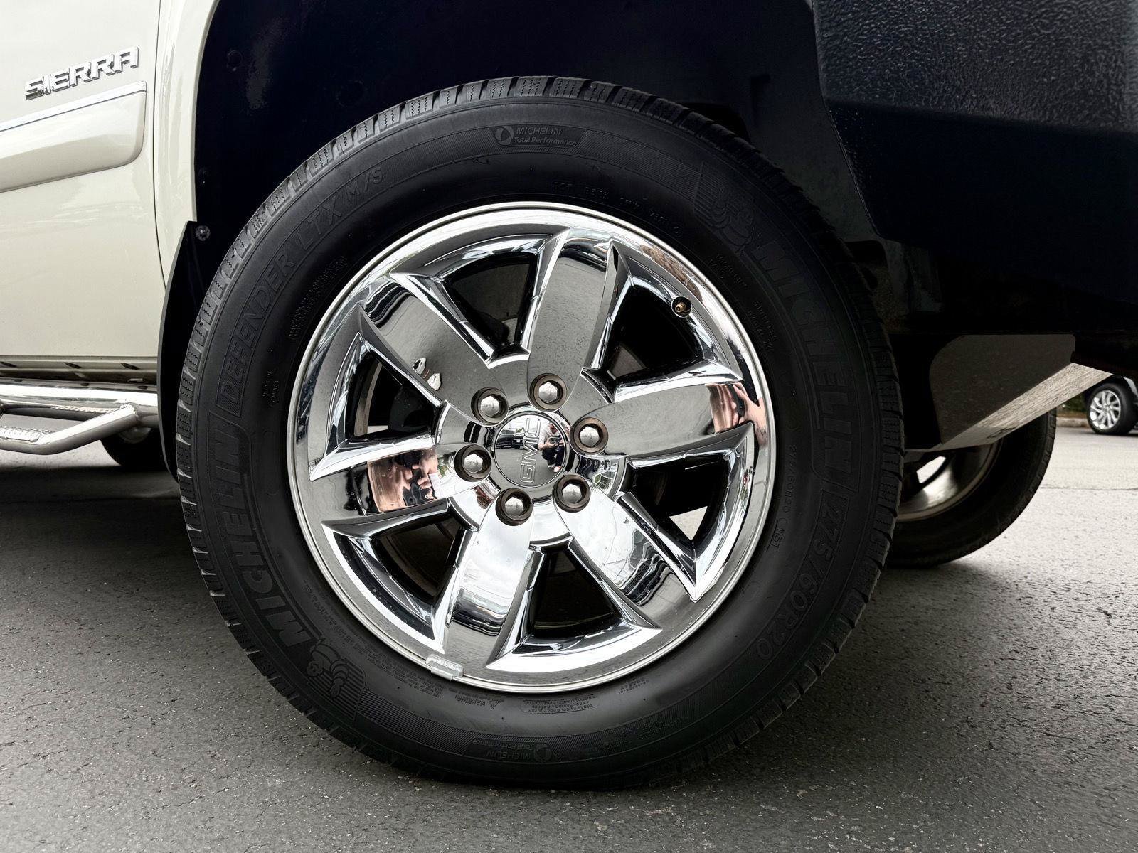 Used 2013 GMC Sierra 1500 SLT w/ SLT White Diamond Edition AWD/4WD image 9