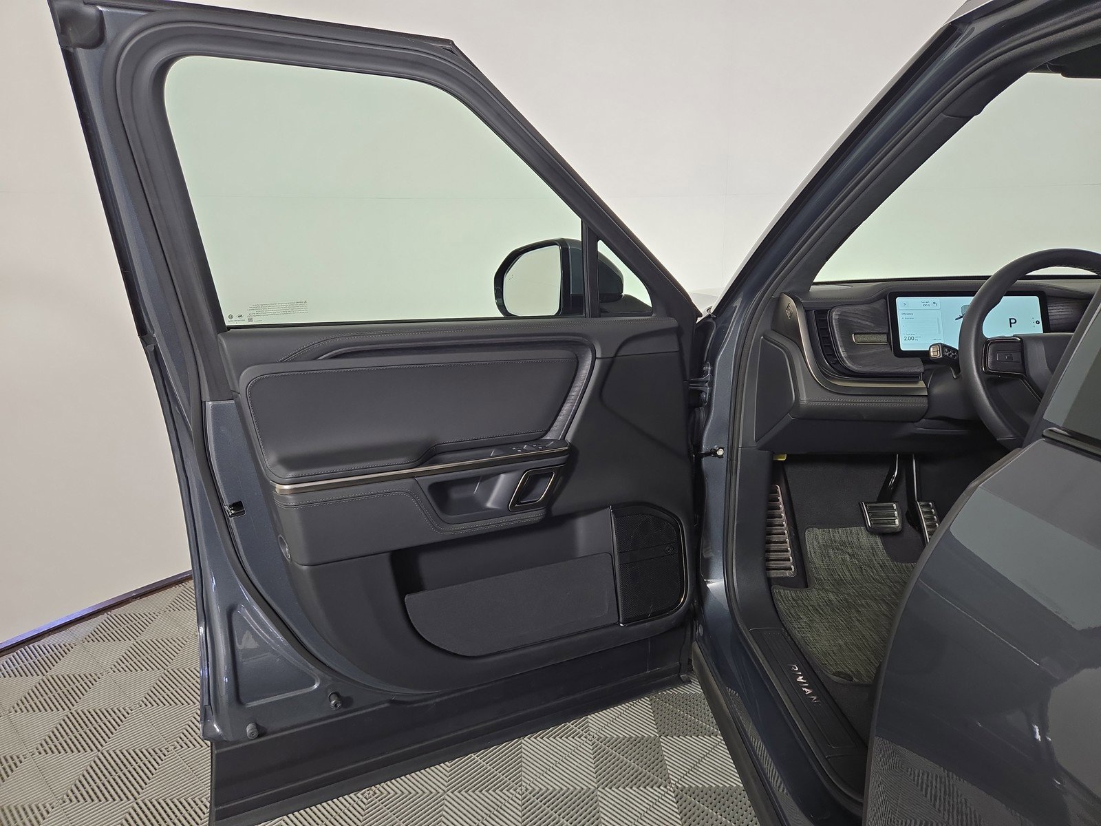 Used 2024 Rivian R1S Adventure AWD/4WD image 16