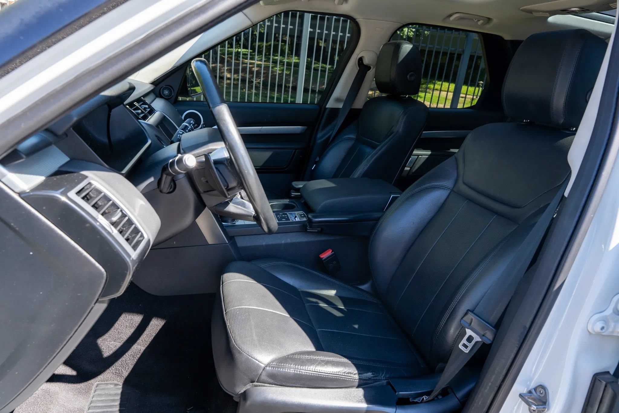 Used 2020 Land Rover Discovery Landmark AWD/4WD image 11