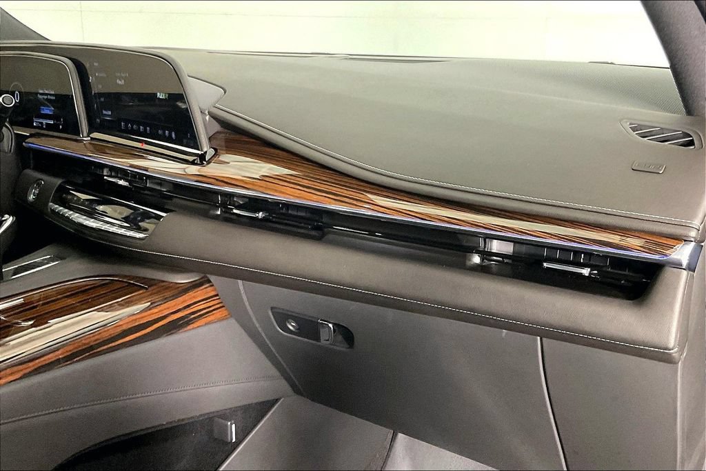 Used 2024 Cadillac Escalade ESV Premium Luxury AWD/4WD image 18