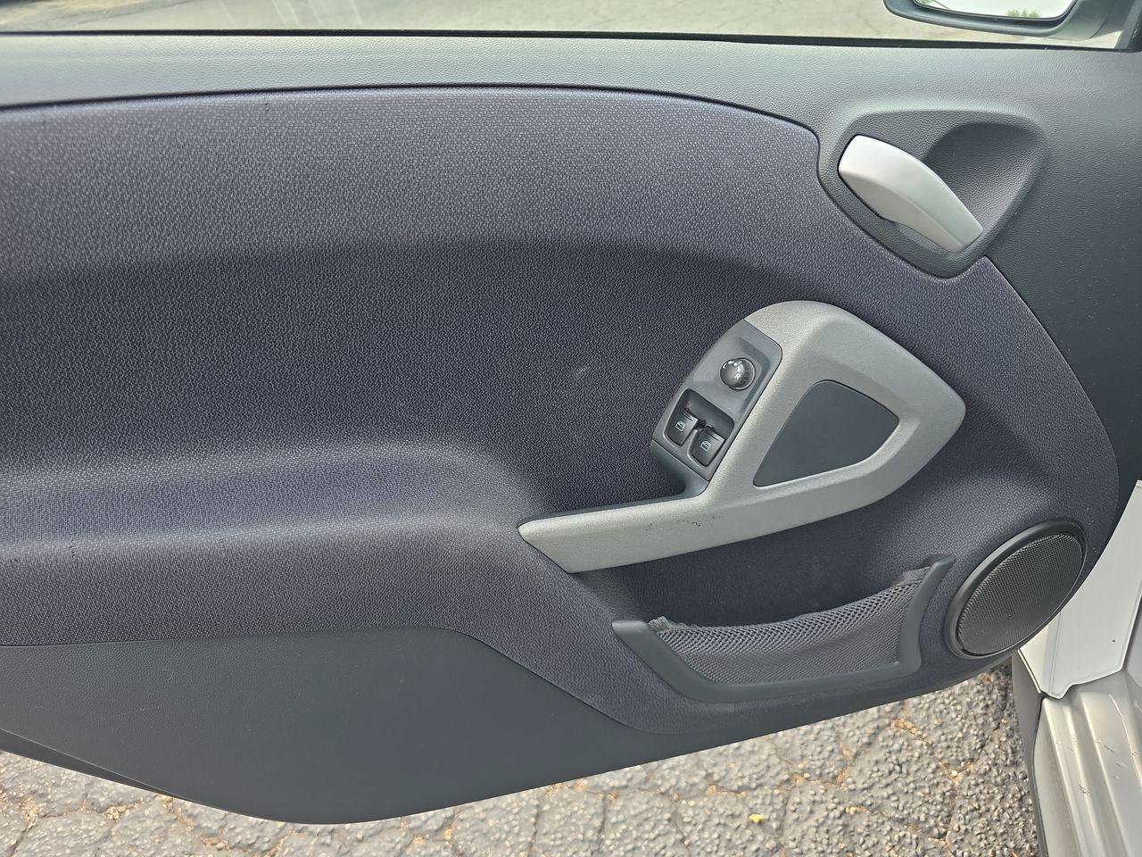 Used 2011 smart fortwo passion RWD image 5