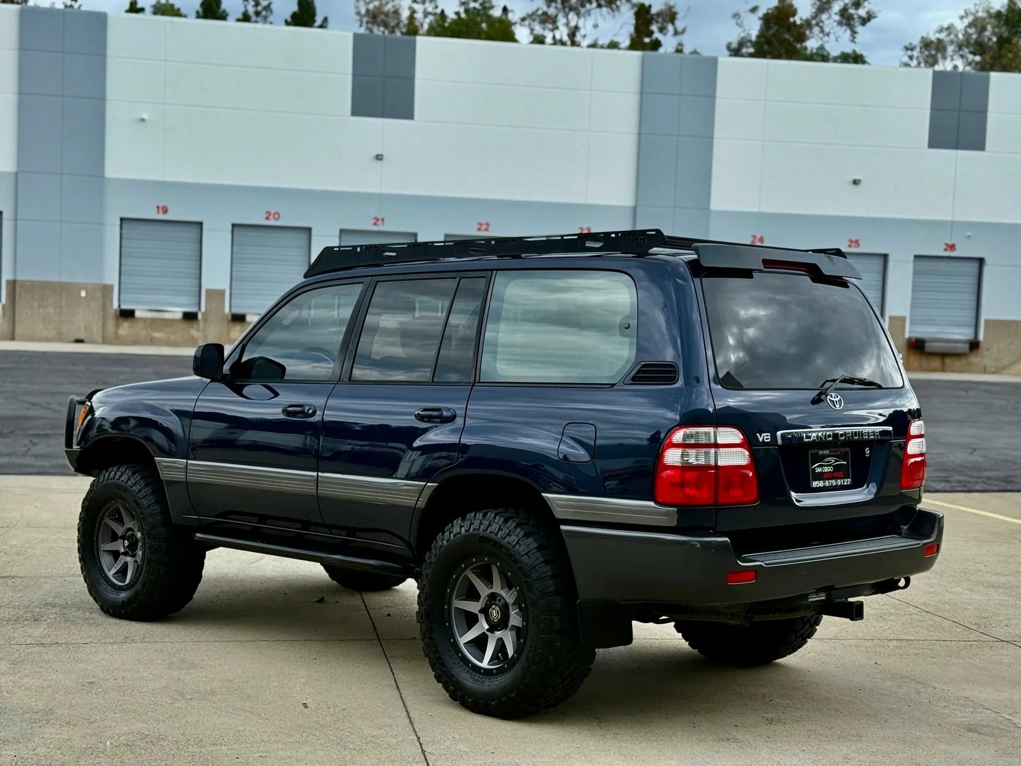 Used 2005 Toyota Land Cruiser w/ Convenience Pkg AWD/4WD image 3