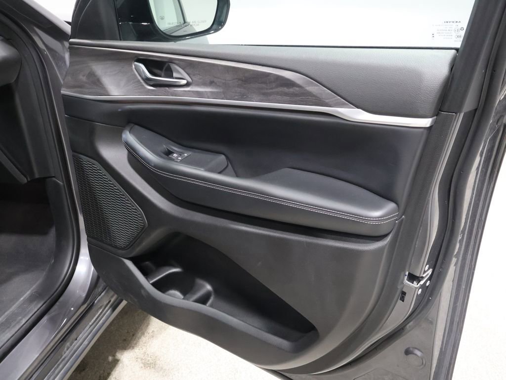 Used 2024 Jeep Grand Cherokee L Limited w/ Luxury Tech Group II image 28