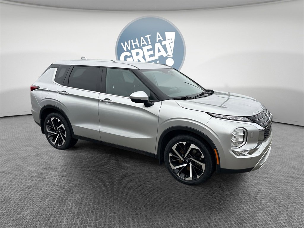 Used 2023 Mitsubishi Outlander SE image 1