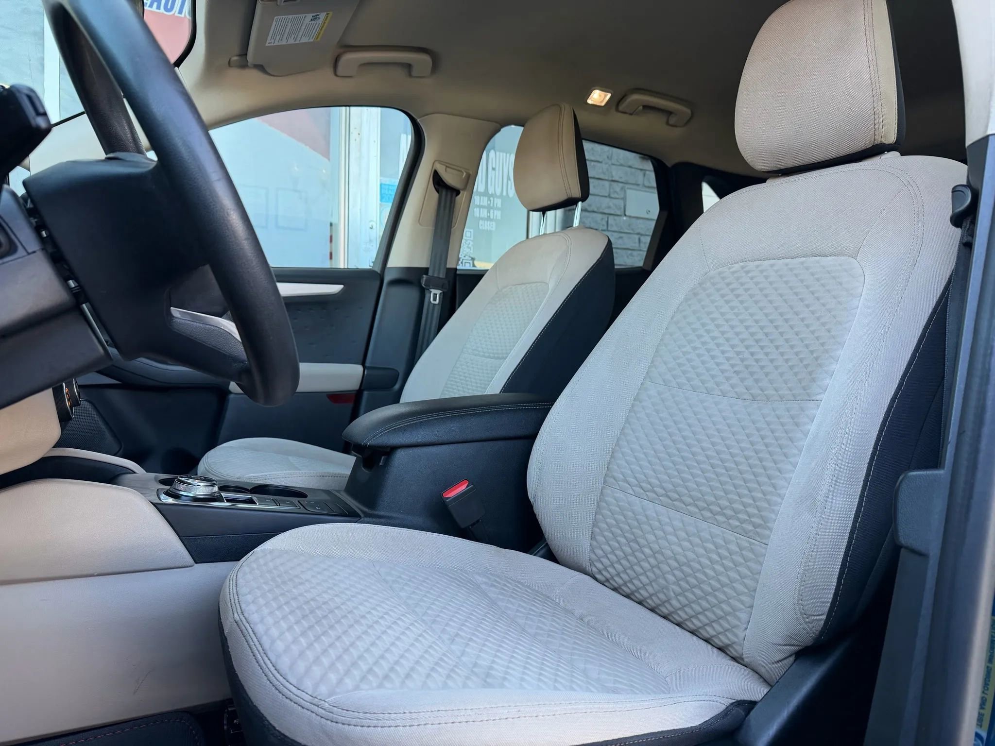 Used 2020 Ford Escape SE image 10