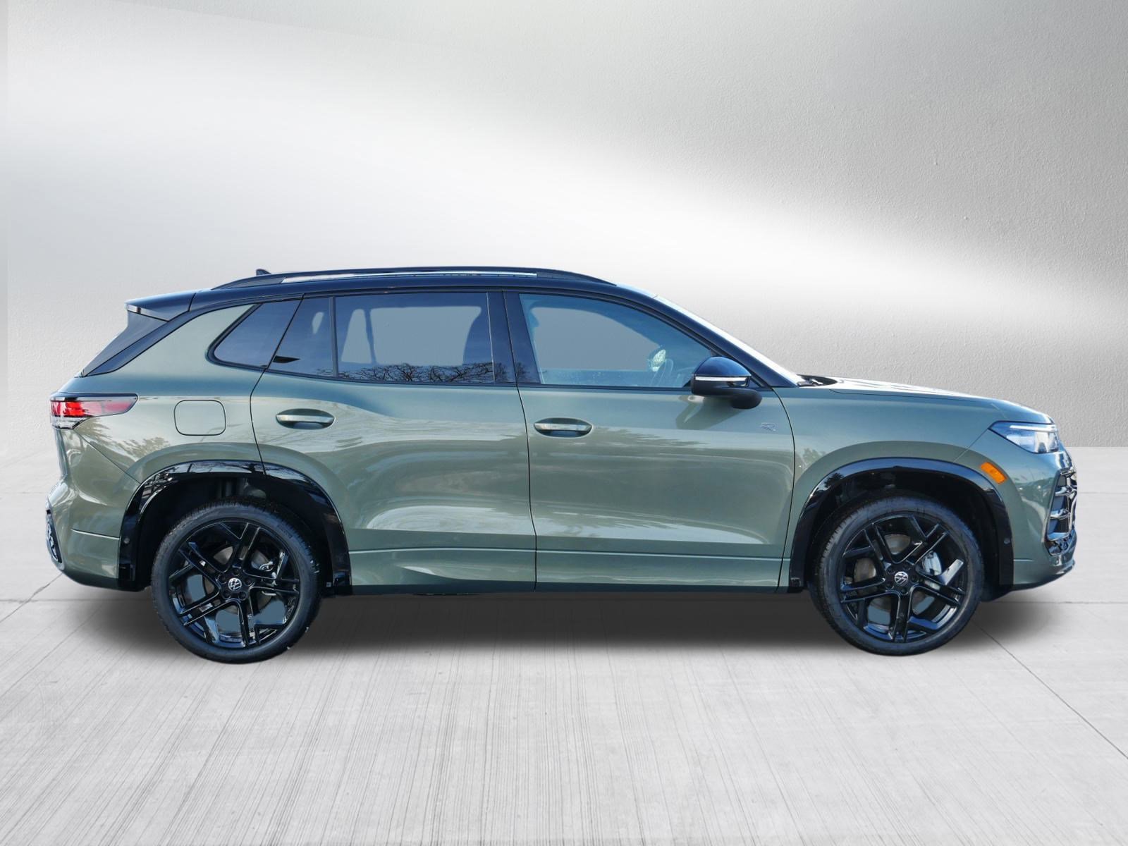 New 2026 Volkswagen Tiguan SE R-Line image 2