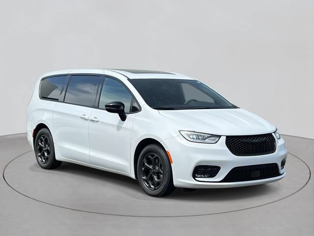 Used 2023 Chrysler Pacifica Limited w/ Uconnect Theater Family Group FWD image 6