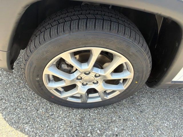 Used 2022 Jeep Compass Latitude w/ Sun and Sound Group AWD/4WD image 10
