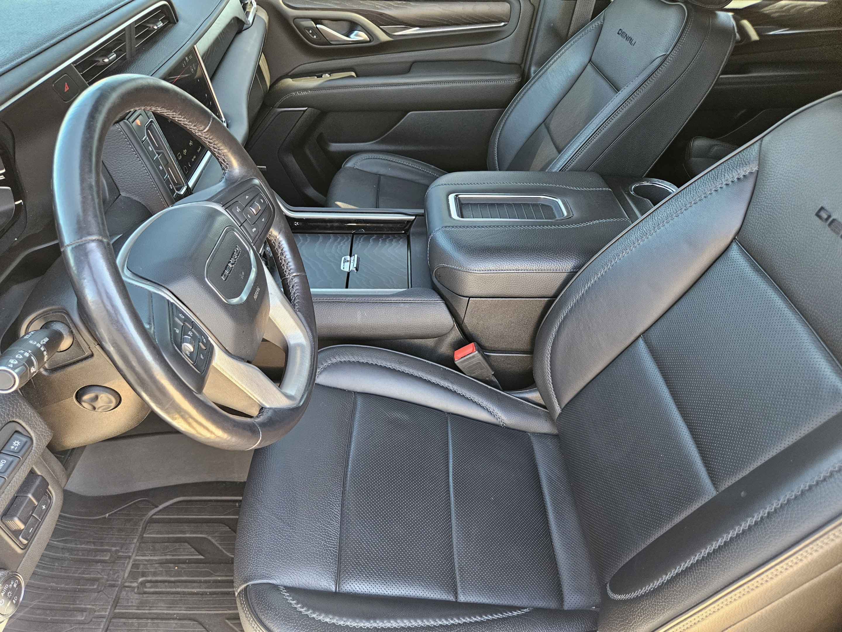 Used 2022 GMC Yukon Denali w/ Denali Premium Package AWD/4WD image 5