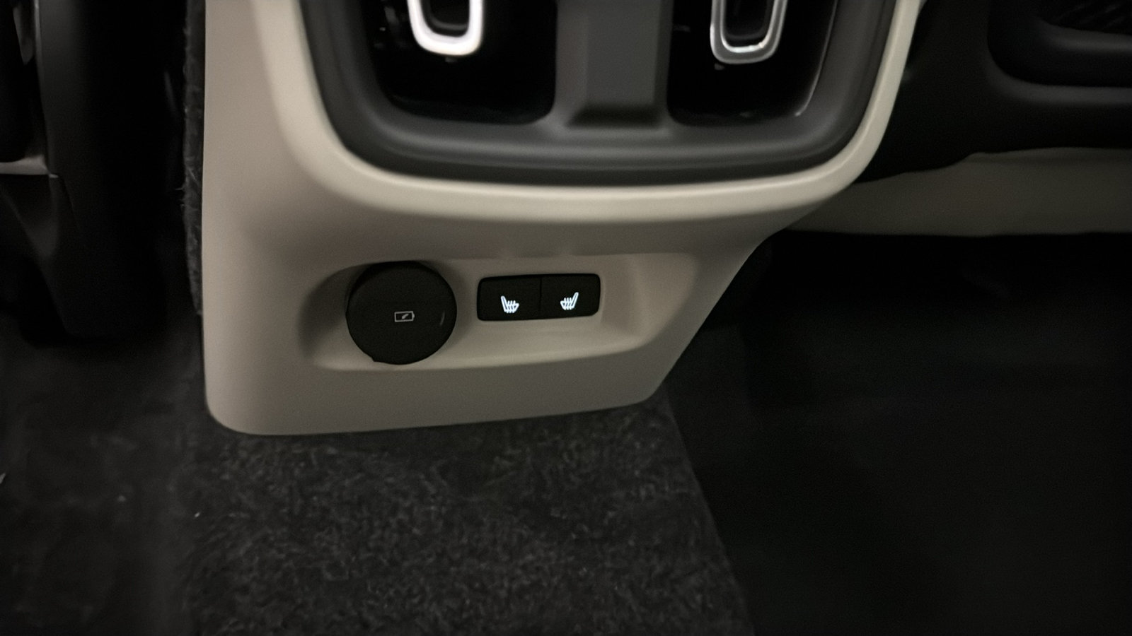 New 2026 Volvo XC40 B5 Ultra w/ Protection Package Premier AWD/4WD image 28