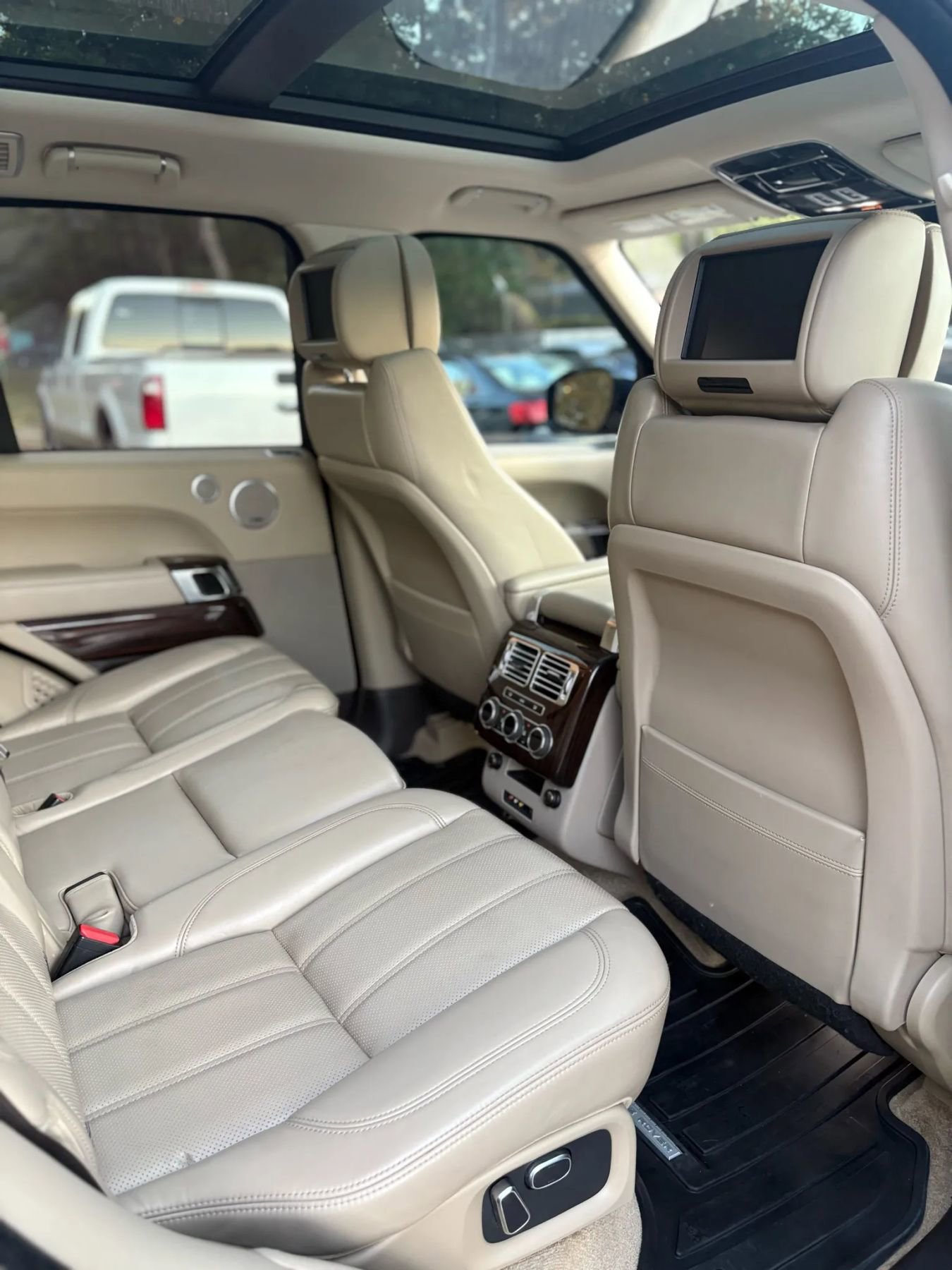 Used 2015 Land Rover Range Rover Supercharged AWD/4WD image 38