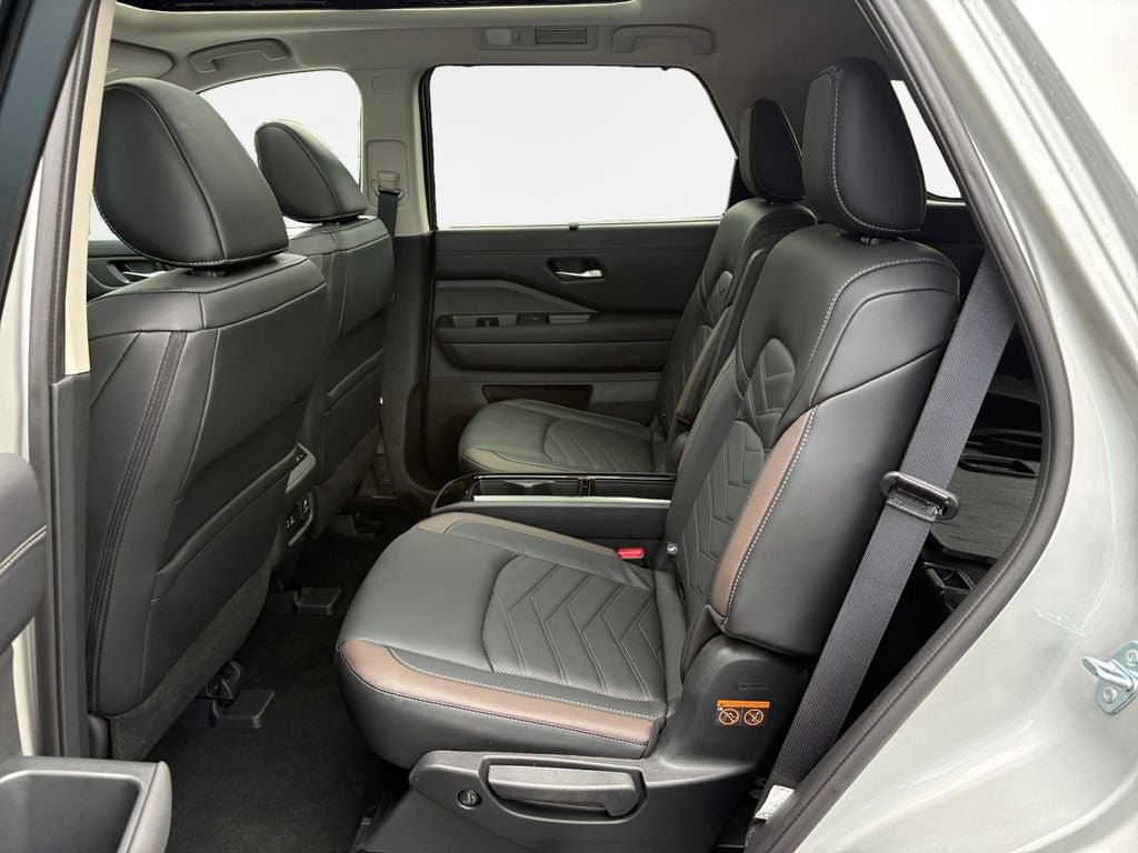 Used 2025 Nissan Pathfinder Platinum FWD image 24