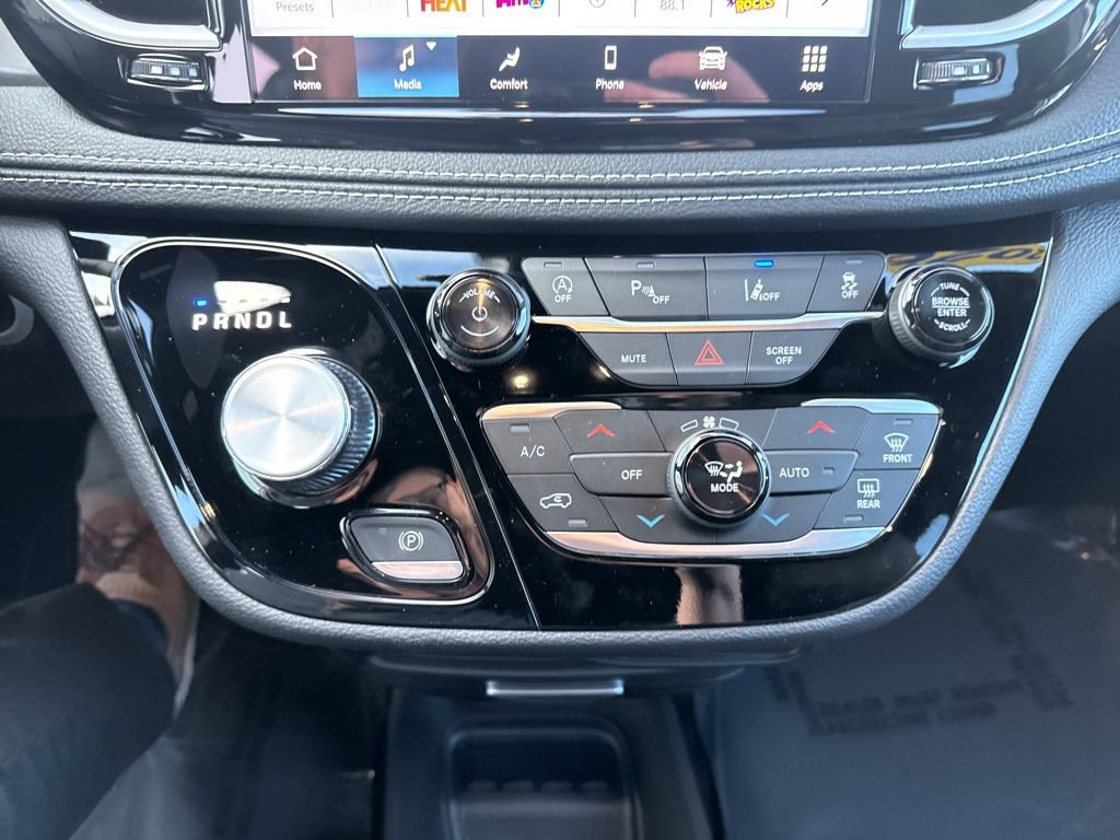 New 2026 Chrysler Pacifica Select AWD/4WD image 17