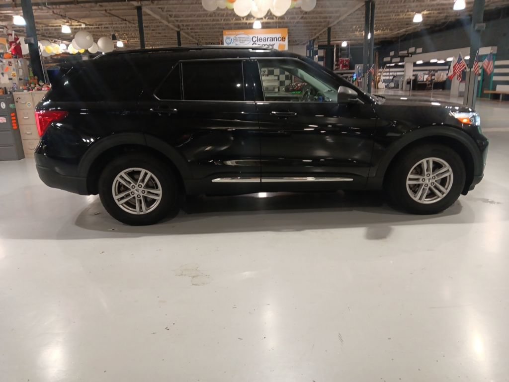 Used 2023 Ford Explorer XLT w/ Equipment Group 202A AWD/4WD image 11