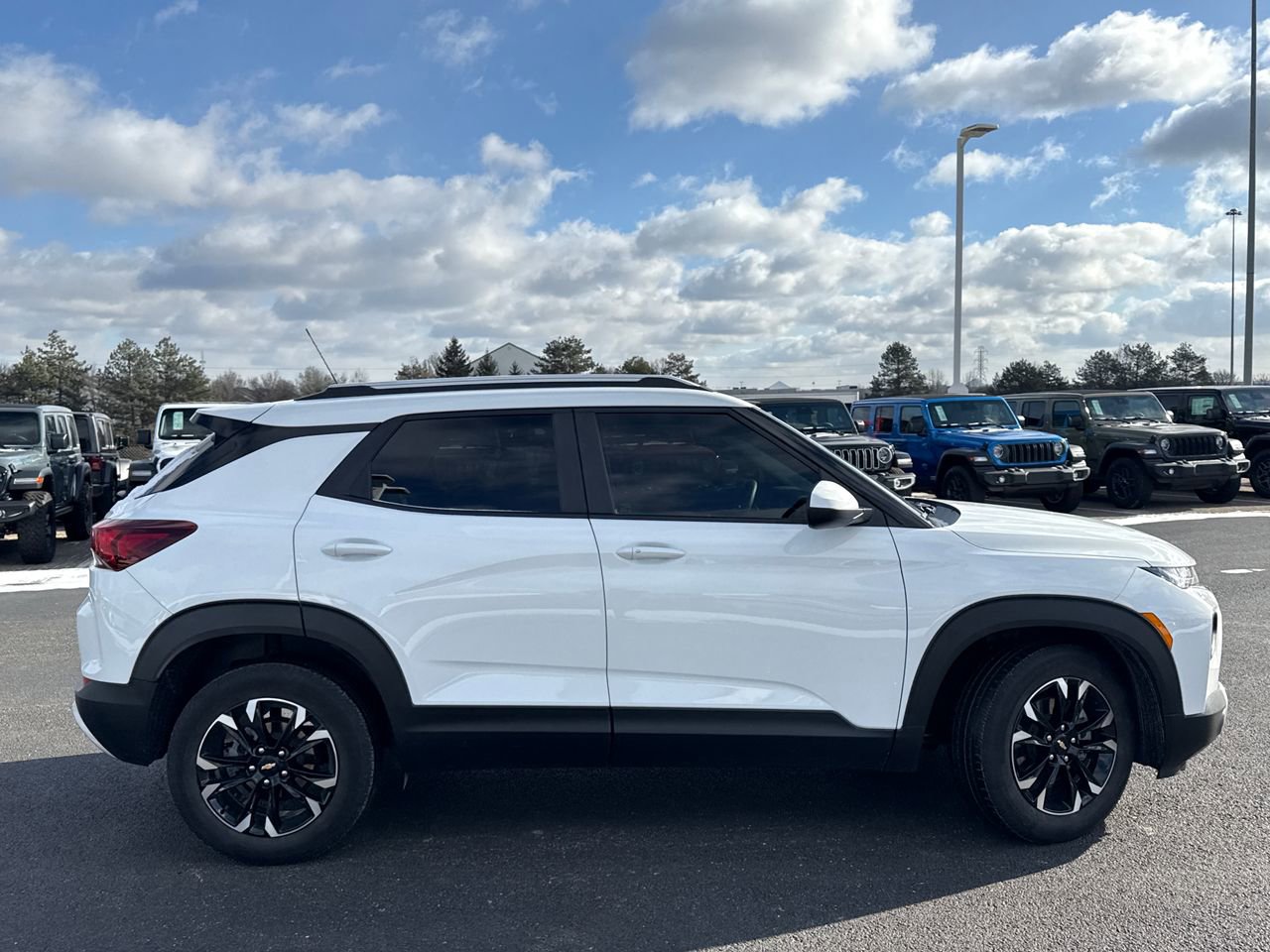 Used 2022 Chevrolet TrailBlazer LT w/ Convenience Package image 2
