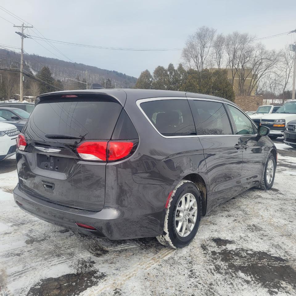Used 2022 Chrysler Voyager LX image 8