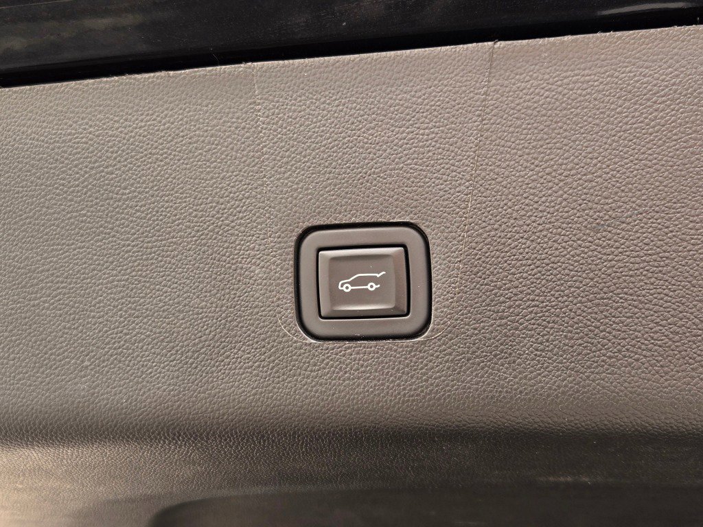 Used 2023 Chevrolet Traverse LT image 16