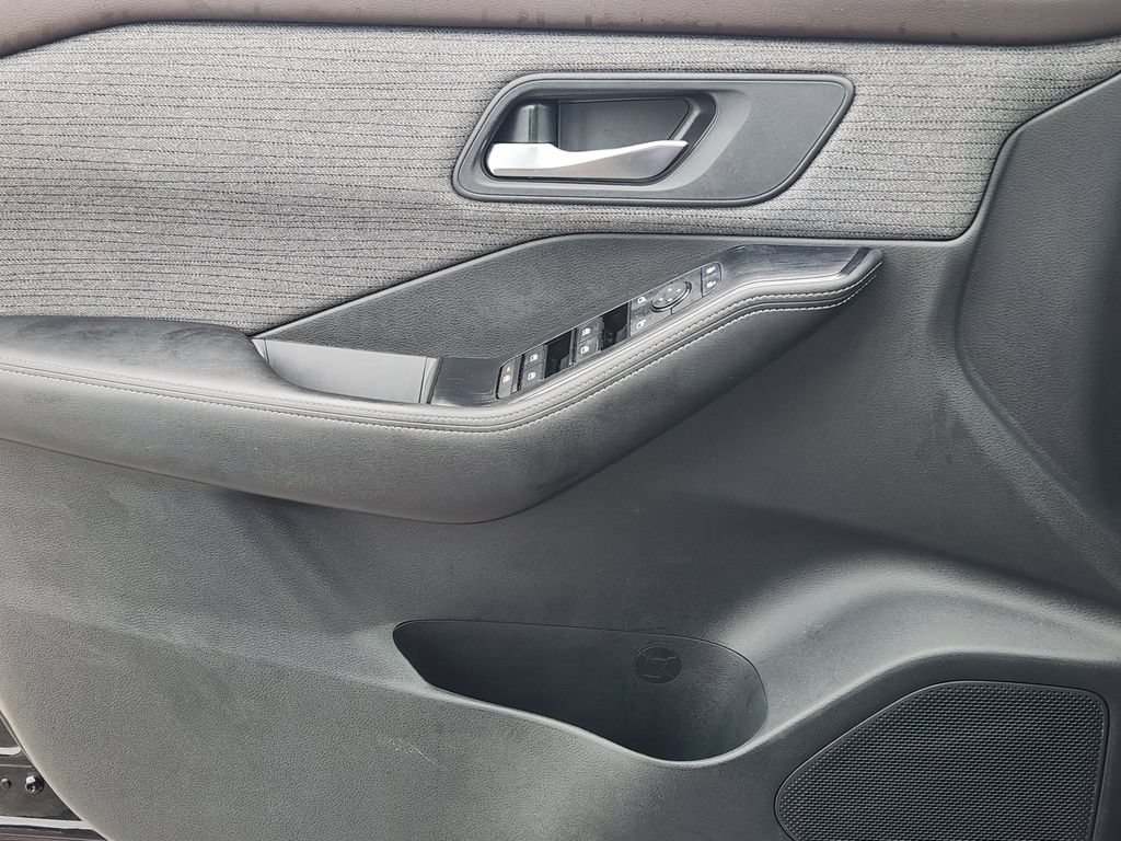 Used 2022 Nissan Rogue SV FWD image 17