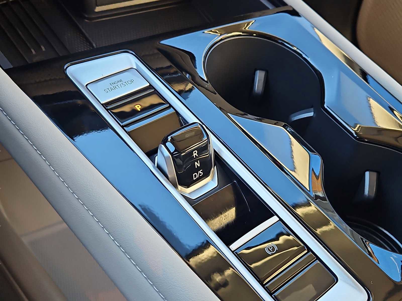 Certified 2025 Volkswagen Atlas SE image 30