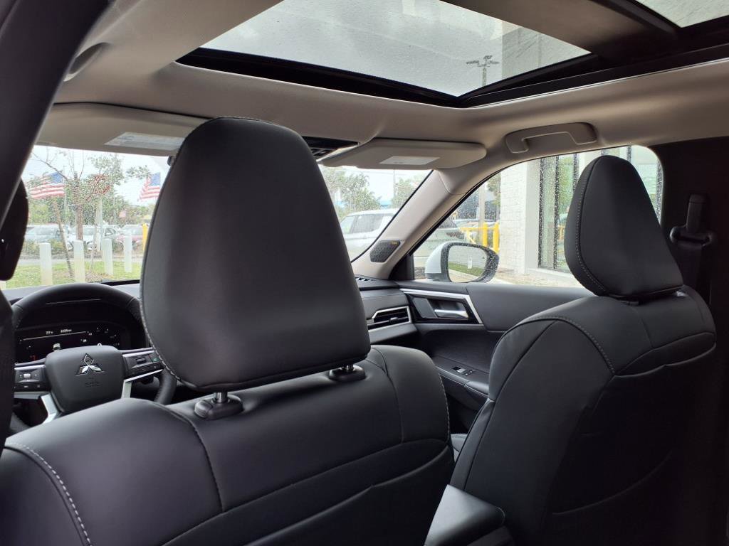 New 2025 Mitsubishi Outlander SE image 13