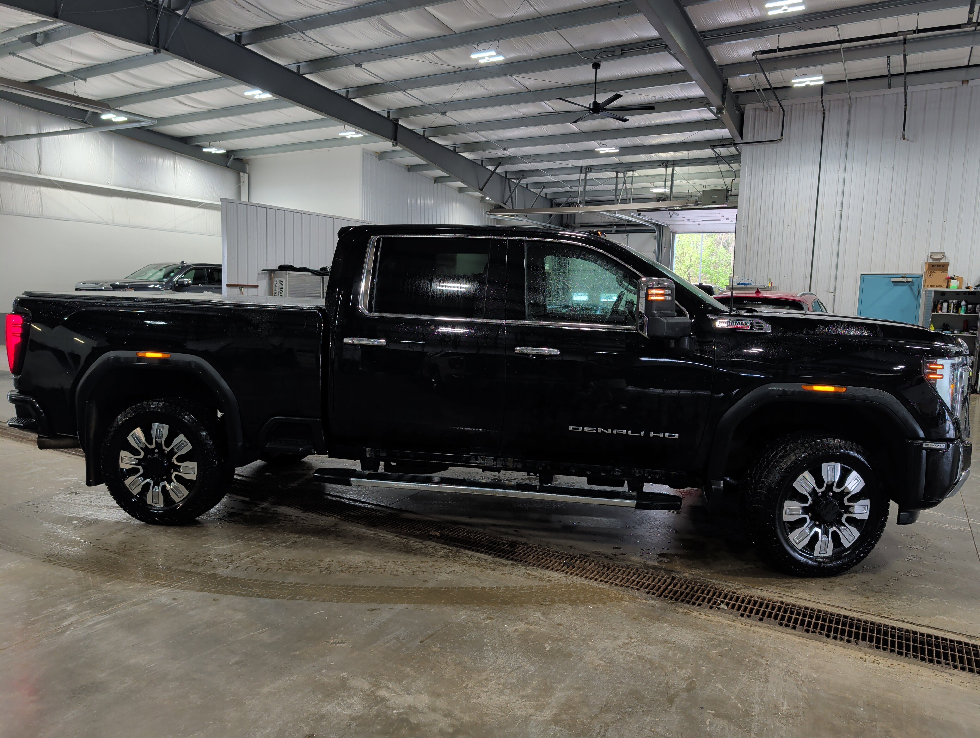 Used 2025 GMC Sierra 2500 Denali w/ Denali Reserve Package AWD/4WD image 2