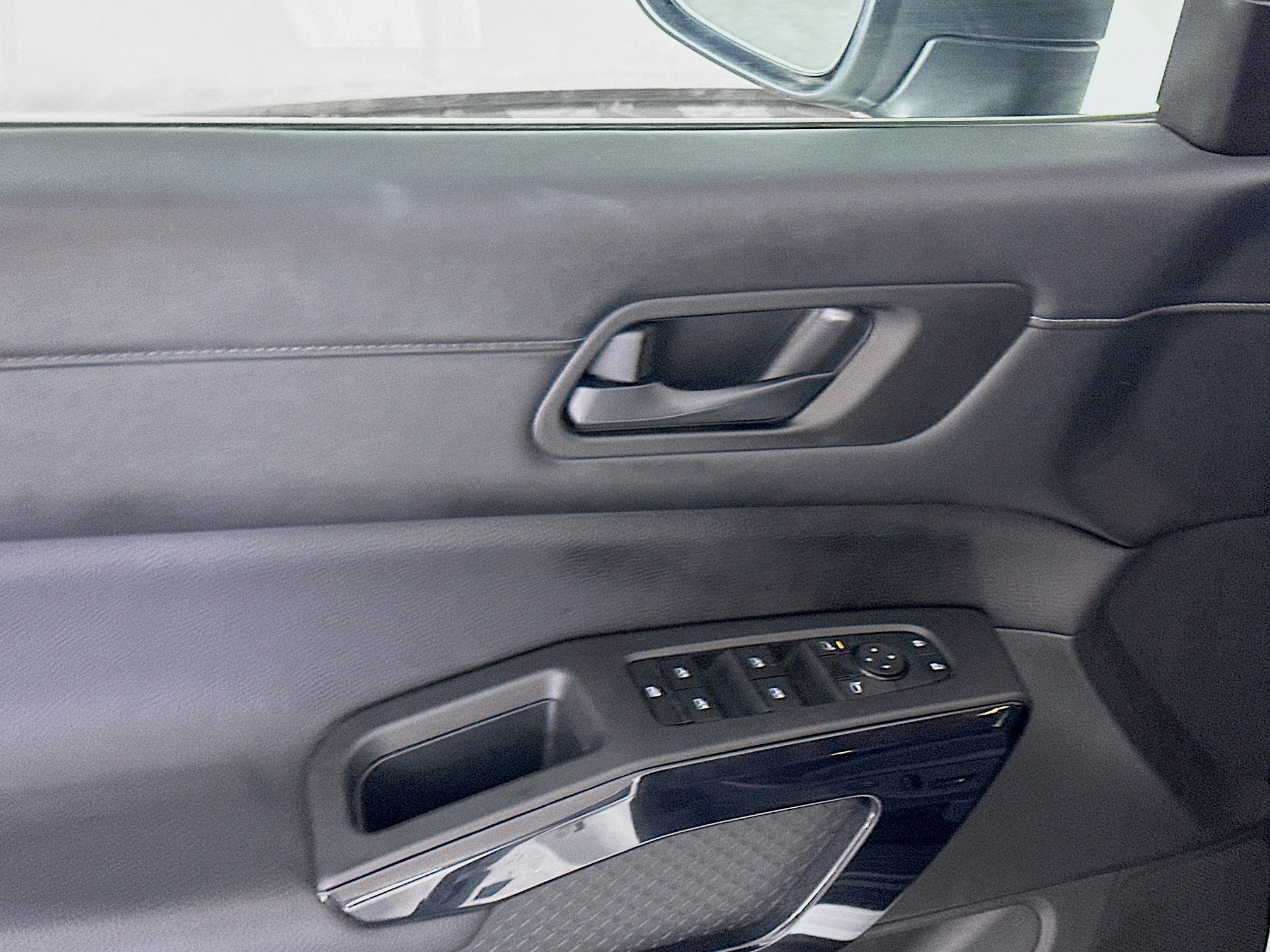 Used 2025 Nissan Pathfinder SV image 15