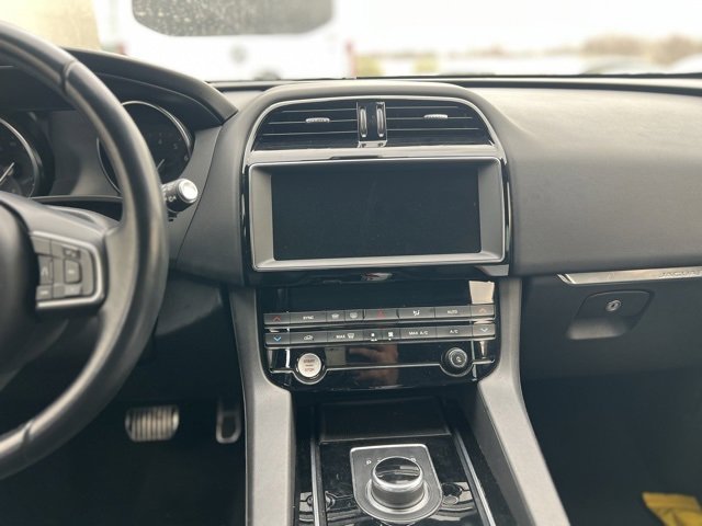 Used 2019 Jaguar F-PACE Premium image 9