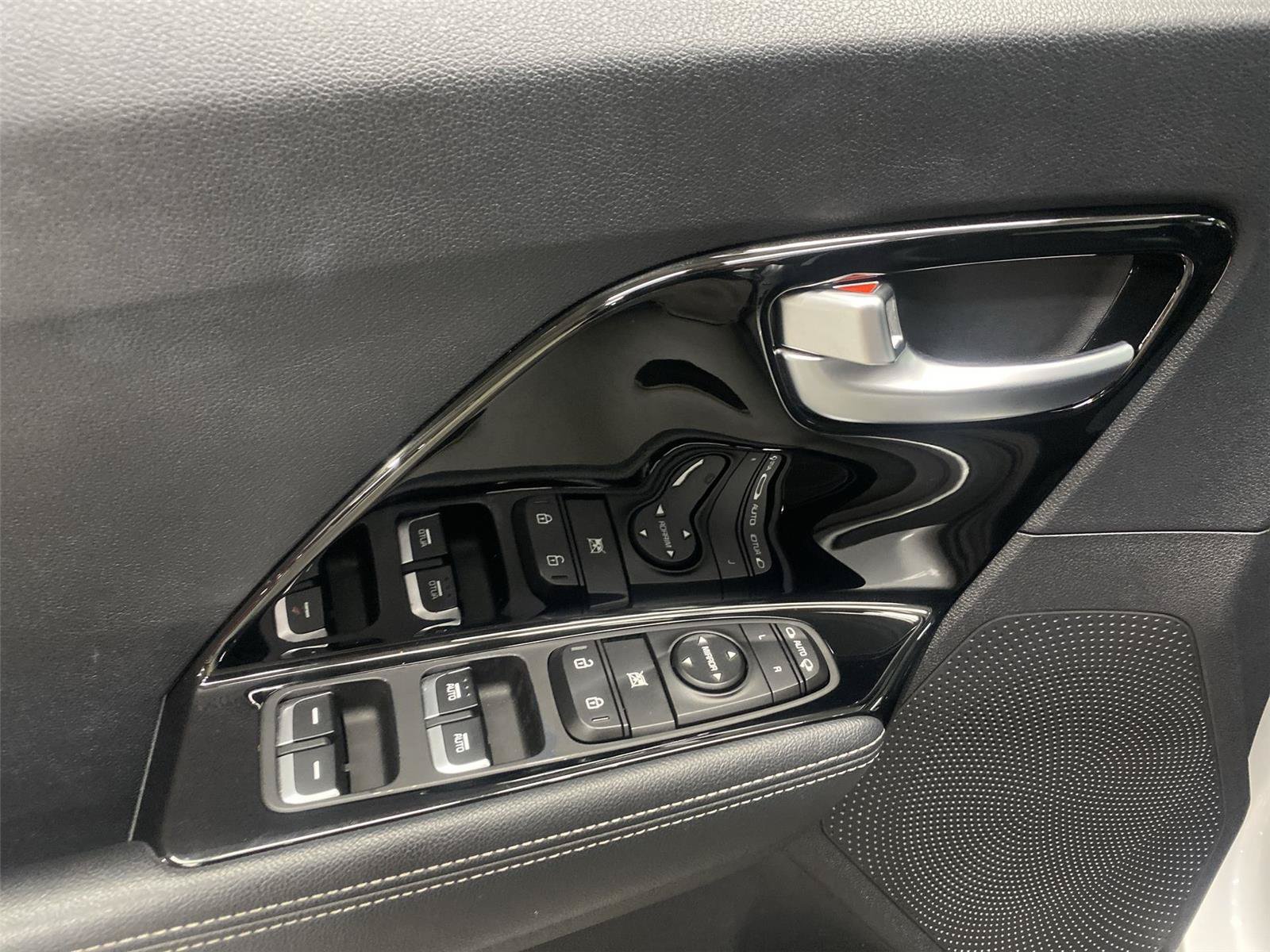 Used 2020 Kia Niro EX FWD image 19