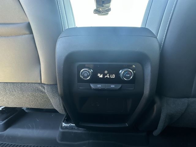 Used 2025 Chevrolet Traverse LT FWD image 24