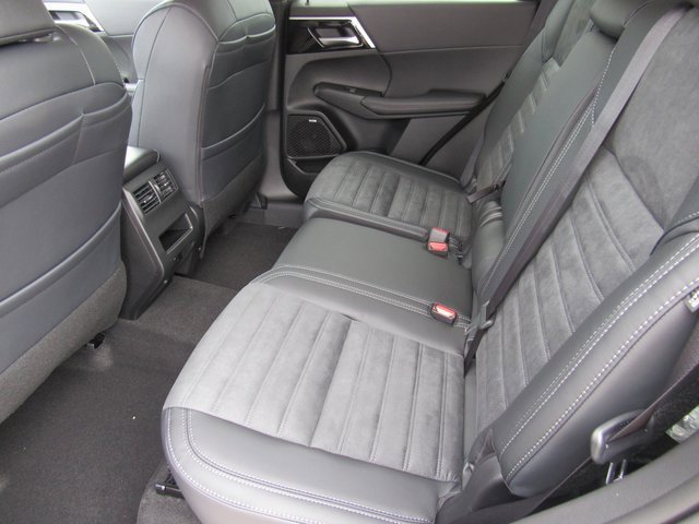 New 2026 Mitsubishi Outlander SE image 8