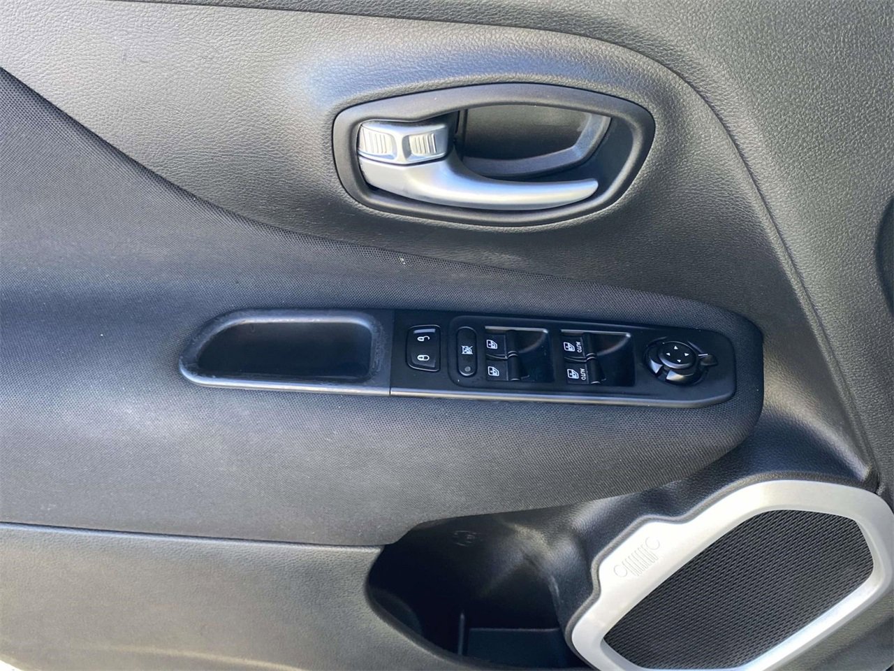 Used 2021 Jeep Renegade Latitude image 16